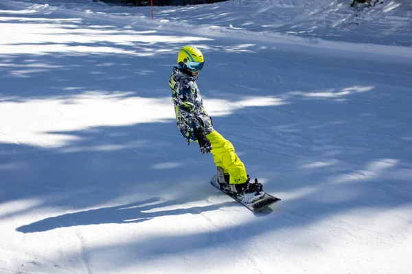 Feliz Niño Preadolescente Saltando Con Esquí Parque Diversión Nieve Esquí — Foto de Stock