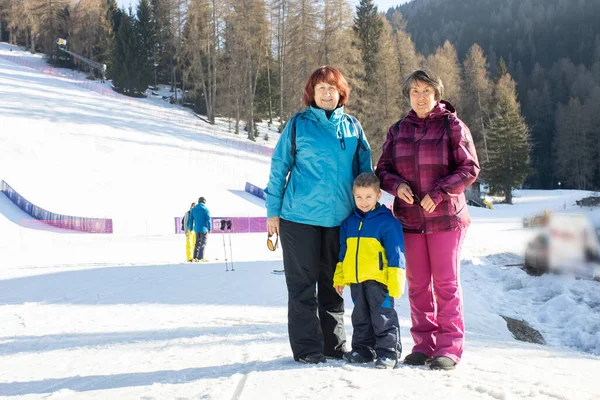 Gelukkige Familie Twee Oma Een Baby Jongen Een Skipiste Italië — Stockfoto