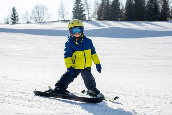 可爱的幼儿穿着五颜六色的滑雪服 在阳光灿烂的日子在意大利滑雪 孩子和大人一起滑雪 家庭假 — 图库照片