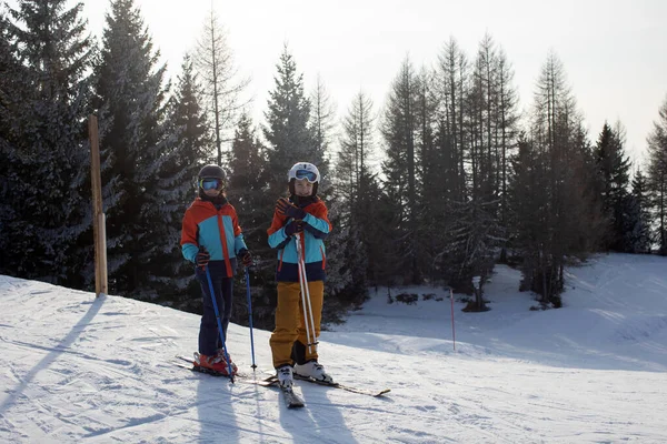 Gelukkige Familie Skiën Italië Een Zonnige Dag Kinderen Volwassenen Skiën — Stockfoto