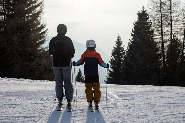 Mutlu Bir Aile Güneşli Bir Günde Talya Kayak Çocuklar Yetişkinler — Stok fotoğraf