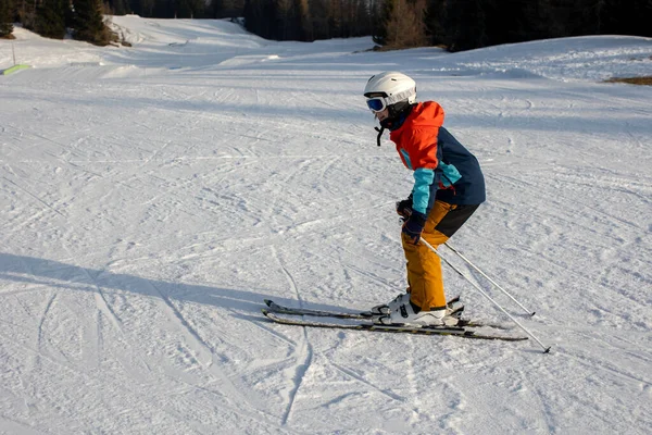 Famille Heureuse Ski Italie Par Une Journée Ensoleillée Enfants Adultes — Photo