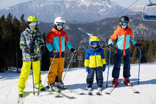 Familia Feliz Esquiando Italia Día Soleado Niños Adultos Esquiando Juntos — Foto de Stock