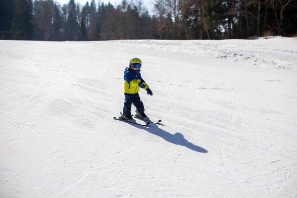 날씨가 이탈리아에서 스키를 아이들 어른들이 스키를 — 스톡 사진