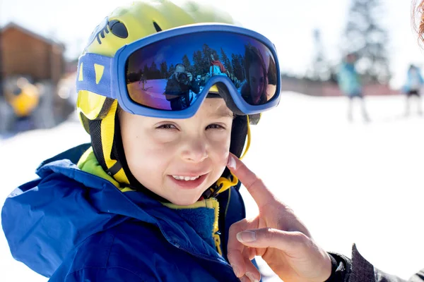 彼女のスキーの子供に太陽のクリームを適用 スキー冬の休暇に家族 スキー 山の中で厳しい太陽に対して測定を取る — ストック写真