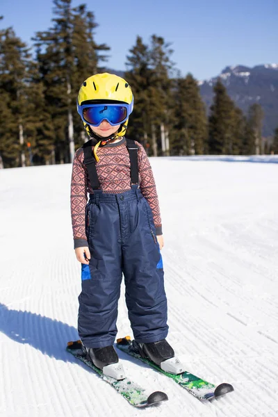 Schattig Peuterkind Kleurrijke Skikleding Skien Italie Een Zonnige Dag Kinderen Stockfoto t.tomsickova 552827318