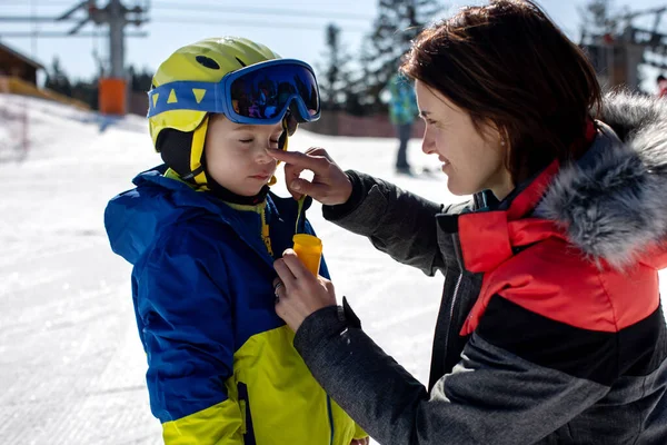 Madre Aplicación Crema Solar Hijo Esquí Familia Las Vacaciones Esquí — Foto de Stock