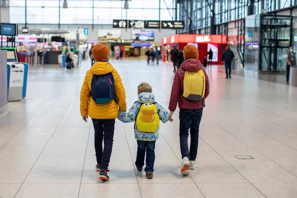 Schattige Kleine Jongen Wachtend Instappen Luchthaven Doorgangszaal Buurt Van Vertrekpoort — Stockfoto