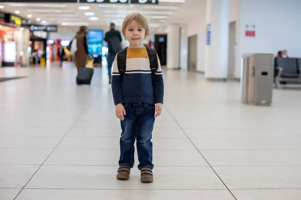 Schattige Kleine Jongen Wachtend Instappen Luchthaven Doorgangszaal Buurt Van Vertrekpoort — Stockfoto