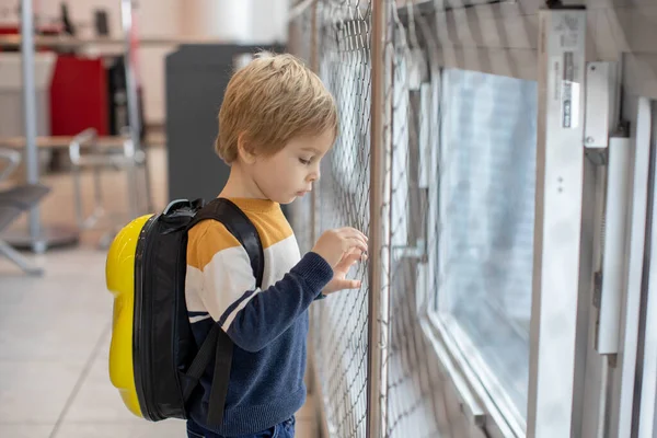 Симпатичний Хлопчик Чекає Посадку Рейс Залі Транзиту Аеропорту Біля Воріт — стокове фото