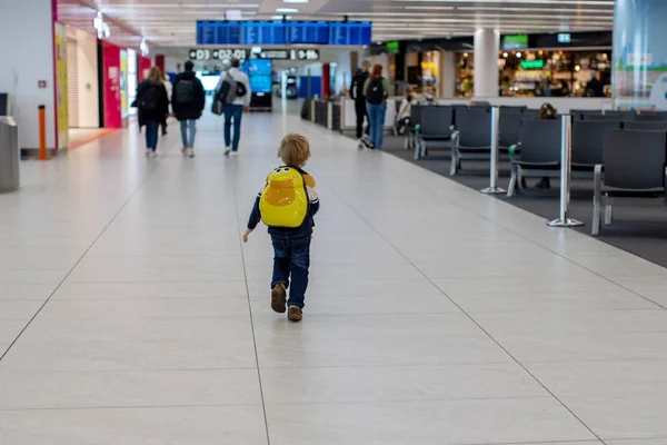 Słodki Chłopiec Czeka Pokładzie Lotu Hali Tranzytowej Lotniska Pobliżu Bramy — Zdjęcie stockowe