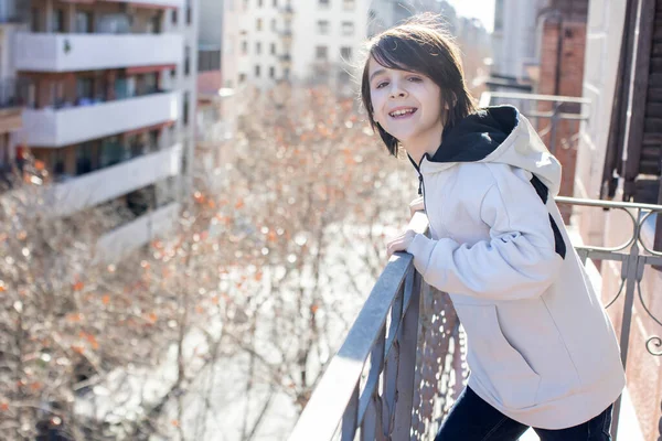 Gyermek Áll Erkélyen Egy Lakás Barcelonában Élvezi Nap Szép Téli — Stock Fotó