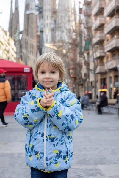 Маленькі Діти Туристи Які Милуються Барселоною Подорожують Сім Дітьми Іспанії — стокове фото
