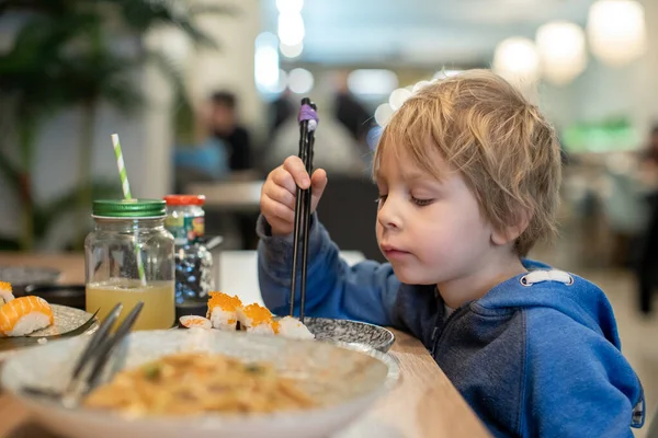 Kind Japanisches Sushi Und Nudeln Mit Stäbchen Restaurant Abendessen — Stockfoto