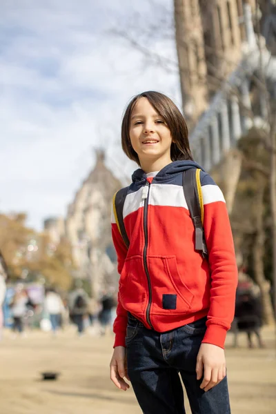 Söta Små Barn Turister Beundrar Barcelona Stad Familjeresa Med Barn — Stockfoto