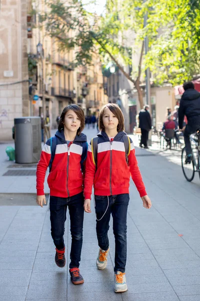 Aranyos Kis Gyerekek Turisták Csodálják Barcelona Város Családi Utazás Gyerekekkel — Stock Fotó