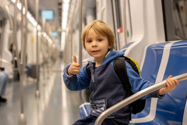 Barn Reser Tunnelbanan Tidigt Morgonen Tomt Tåg Barcelona Spanien — Stockfoto