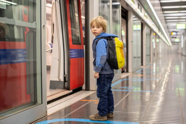 Barn Reser Tunnelbanan Tidigt Morgonen Tomt Tåg Barcelona Spanien — Stockfoto