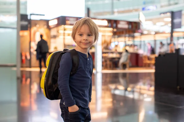 Netter Kleiner Junge Der Der Transithalle Des Flughafens Der Nähe — Stockfoto