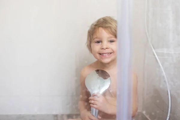 Tatlı Çocuk Banyoda Duş Alıyor Kameraya Gülümsüyor — Stok fotoğraf
