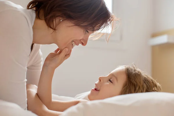 Mãe Filho Menino Criança Loira Abraçando Cama Pela Manhã Amor — Fotografia de Stock