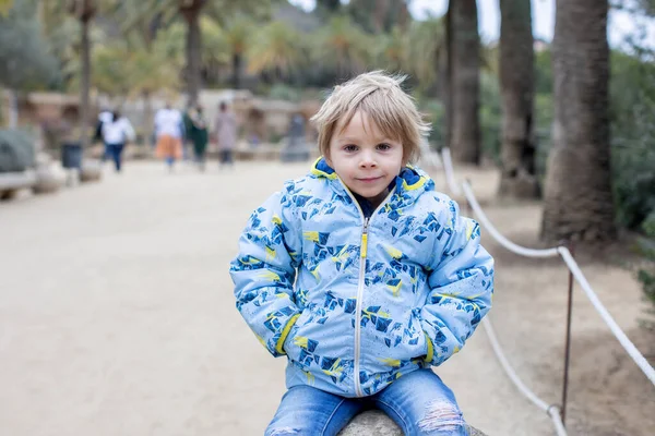 Kind Niedlicher Kleiner Blonder Junge Posiert Park Güell Barcelona Spanien — Stockfoto