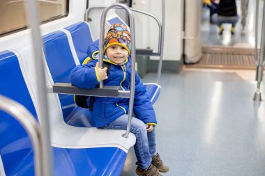 Çocuklar, sabah erkenden metroya binen boş tren, Barselona, İspanya