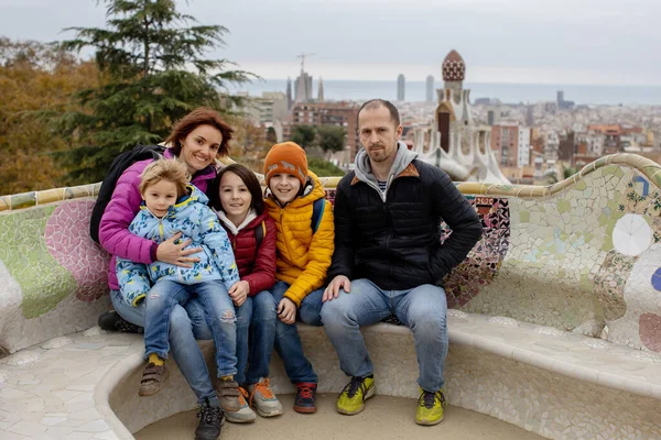 Familia Niños Posando Parque Güell Barcelona España — Foto de Stock