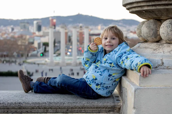 Bambino Ragazzo Bambino Carino Godendo Visite Turistiche Barcellona Spagna — Foto Stock