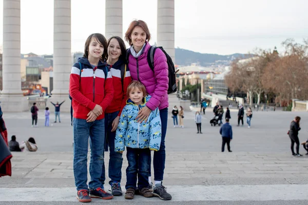 Niño Con Familia Madre Hijos Disfrutando Visitas Turísticas Barcelona España — Foto de Stock