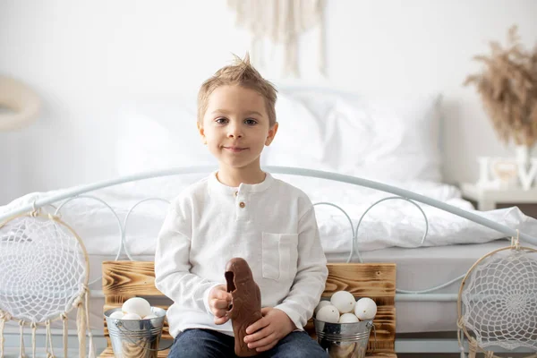 Χαριτωμένο Κομψό Παιδί Νήπιο Αγόρι Λευκό Πουκάμισο Παίζει Αυγά Και — Φωτογραφία Αρχείου