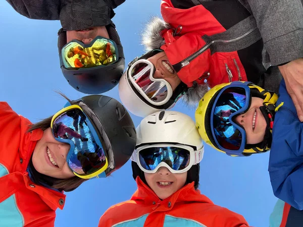 Счастливая Семья Катается Лыжах Носит Шлемы Очки Смотрит Камеру Сверху — стоковое фото