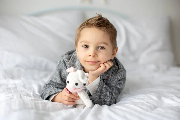 かわいいスタイリッシュな幼児の子供 白いシャツの少年 イースターの装飾で卵とチョコレートウサギと遊ぶ スタジオショット — ストック写真