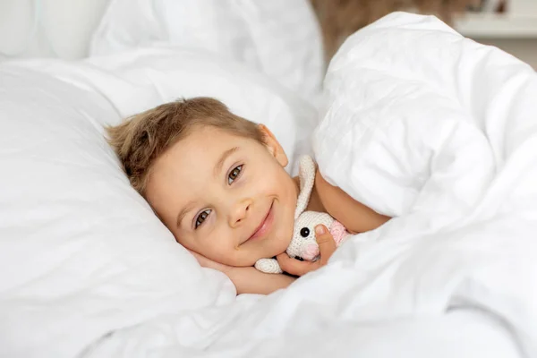 Όμορφο Ξανθό Μικρό Παιδί Αγόρι Κοιμάται Στο Κρεβάτι Αρκουδάκι Παιχνίδι — Φωτογραφία Αρχείου