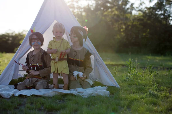 Lindo Retrato Niños Nativos Americanos Con Disfraces Jugando Aire Libre — Foto de Stock