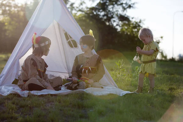 Lindo Retrato Niños Nativos Americanos Con Disfraces Jugando Aire Libre — Foto de Stock