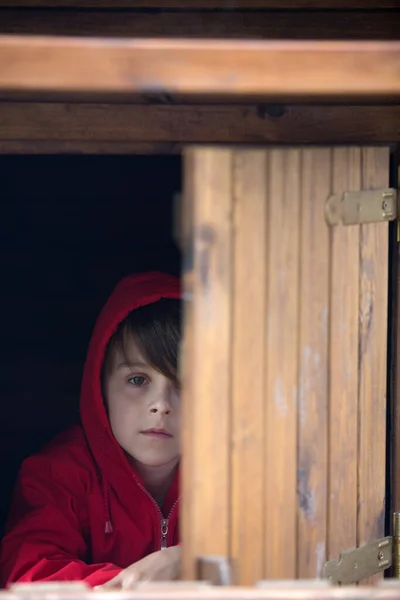 Preteen Menino Camisola Vermelha Escondendo Atrás Uma Porta Madeira Olhando — Fotografia de Stock