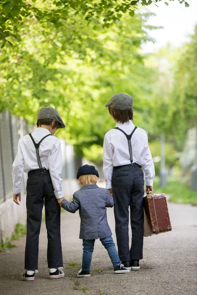 Süße Kinder Vintage Kleidung Hut Hosenträgern Und Weißen Hemden Koffer — Stockfoto