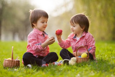 Having oyunculuk ile renkli yumurta Paskalya için iki erkek parkta,