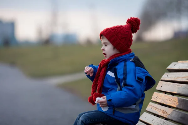 Kleine Jongen Niezen Blazen Zijn Neus Buiten Een Zonnige Winterdag — Stockfoto