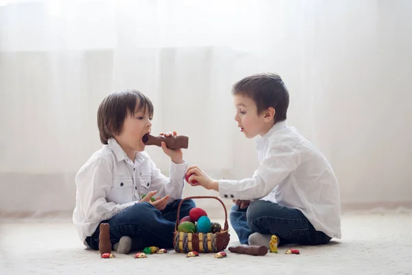 Dos Adorables Niños Pequeños Hermanos Varones Divirtiéndose Comiendo Conejitos Chocolate —  Fotos de Stock