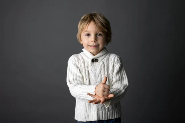 Cute Little Maluch Chłopiec Pokazując Gest Pomocy Języku Migowym Szarym — Zdjęcie stockowe