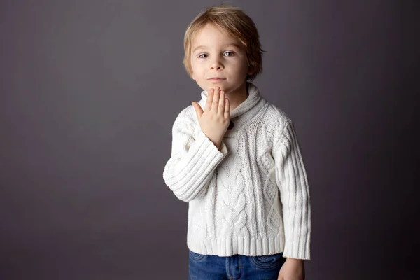 Lindo Niño Pequeño Mostrando Gracias Gesto Lenguaje Señas Sobre Fondo —  Fotos de Stock