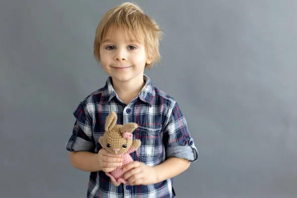 小さな幼児の子供 ブロンドの男の子 手作りの小さなぬいぐるみのおもちゃで遊んで — ストック写真