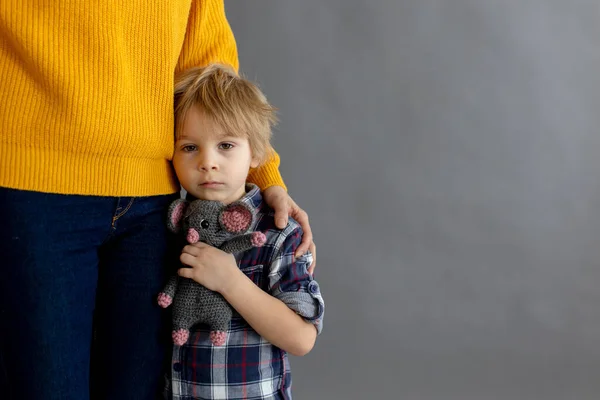 Smutné Malé Dítě Blonďatý Chlapec Objímající Svou Matku Doma Držící — Stock fotografie