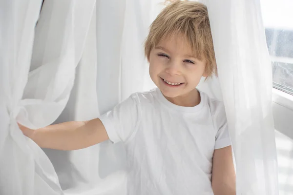 Niedliche Glückliche Kleinkind Junge Kind Weißen Tüchern Lächelt Glücklich Die — Stockfoto