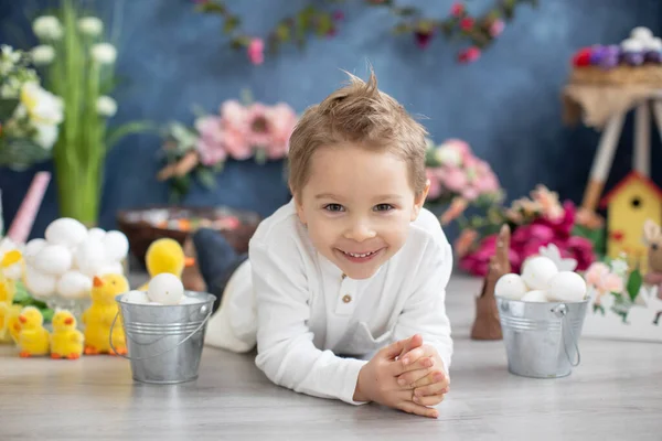 Lindo Niño Pequeño Con Estilo Niño Con Camisa Blanca Jugando —  Fotos de Stock