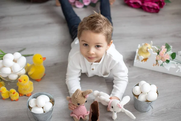 可爱的蹒跚学步的孩子 穿着白衬衫的男孩 在复活节装饰上玩鸡蛋和巧克力兔子 工作室拍摄 — 图库照片