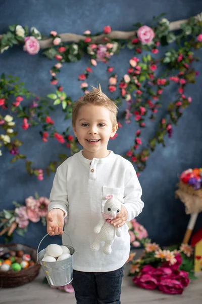 Söt Snygg Småbarn Pojke Med Vit Skjorta Leka Med Ägg — Stockfoto