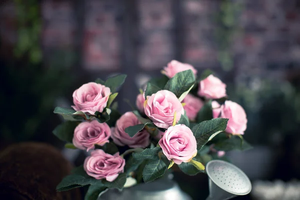 Balde Com Flores Decoração Páscoa Estúdio Rosas Rosa — Fotografia de Stock